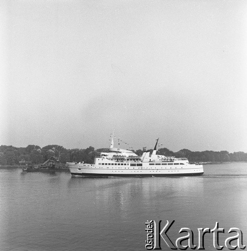Lata 70., brak miejsca.
Statek Skandynawia. Zdjęcie wykonane w czasie promu m/f Gryf na trasie Świnoujście-Ystad (Szwecja).
Fot. Maciej Jasiecki, zbiory Ośrodka KARTA
