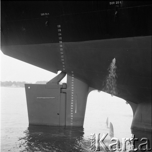 1978, Szczecin, Polska.
M/S „Walka młodych” - masowiec, zbudowany w Stoczni Szczecińskiej im. Adolfa Warskiego dla Polskiej Żeglugi Morskiej (PŻM). Wodowany 8 kwietnia 1978 r. Matką chrzestną była Halina Lipińska-Koperska, przodująca włókniarka z Łodzi, działaczka ZWM. Zezłomowany w 2009 r. 
Fot. Maciej Jasiecki, zbiory Ośrodka KARTA