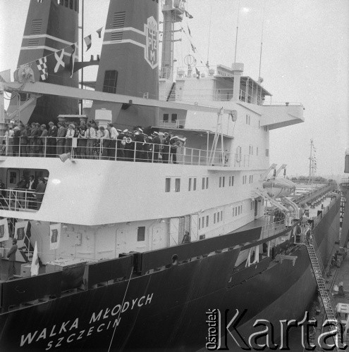 1978, Szczecin, Polska.
M/S „Walka młodych” - masowiec, zbudowany w Stoczni Szczecińskiej im. Adolfa Warskiego dla Polskiej Żeglugi Morskiej (PŻM). Wodowany 8 kwietnia 1978 r. Matką chrzestną była Halina Lipińska-Koperska, przodująca włókniarka z Łodzi, działaczka ZWM. Zezłomowany w 2009 r. 
Fot. Maciej Jasiecki, zbiory Ośrodka KARTA