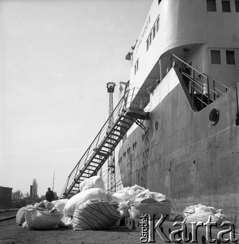 Lata 70., Szczecin, Polska.
W porcie. 
Fot. Maciej Jasiecki, zbiory Ośrodka KARTA
