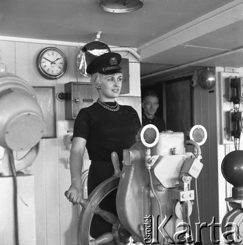 Lata 70., brak miejsca.
Kobieta za za kołem sterowym (ster) na mostku kapitańskim.
Fot. Maciej Jasiecki, zbiory Ośrodka KARTA
