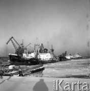 Lata 70., Szczecin, Polska.
Statek „Sołdek” i „Sławno” w porcie. 
Fot. Maciej Jasiecki, zbiory Ośrodka KARTA
