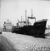 Lata 70., Szczecin, Polska.
Statek „Sołdek” i „Koronowo” w porcie. 
Fot. Maciej Jasiecki, zbiory Ośrodka KARTA

