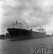 Lata 70., Szczecin, Polska.
M/s „Manifest Lipcowy”. Masowiec zbudowany w Stoczni im. Komuny Paryskiej w Gdyni. Wodowany 1 kwietnia 1970 r. Matka chrzestna: Irena Ostrowska – spawacz w stoczni. Zezłomowany w 1999 r. 
Fot. Maciej Jasiecki, zbiory Ośrodka KARTA
