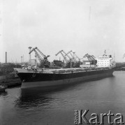 Lata 70., Szczecin, Polska.
Statek m/s „Mirosławiec”. Masowiec zbudowany w Stoczni Szczecińskiej im Adolfa Warskiego dla Polskiej Żeglugi Morskiej (PŻM). Wodowany 1 lutego 1975 r. Matką chrzestną była Józefa Balawajder, nauczycielka z Mirosławca. Zezłomowany w 2000r. Wymiary: 199 x 24 x 11m. Tonaż: 33450 DWT. 
Fot. Maciej Jasiecki, zbiory Ośrodka KARTA

