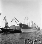 Lata 70., Szczecin, Polska.
Statek „Kopalnia Zofiówka” i „Gliwice II” w porcie.
Fot. Maciej Jasiecki, zbiory Ośrodka KARTA
