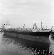 Lata 70., Szczecin, Polska.
M/s „Powstaniec Wielkopolski”. Wodowany 26 czerwca 1974 r. w Stoczni Szczecińskiej im. Adolfa Warskiego. Matka chrzestna: Maria Olszewska, uczestniczka powstania. Zezłomowany w 2001 r.
Fot. Maciej Jasiecki, zbiory Ośrodka KARTA
