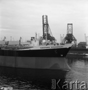 Lata 70., Szczecin, Polska.
M/s „Powstaniec Wielkopolski”. Wodowany 26 czerwca 1974 r. w Stoczni Szczecińskiej im. Adolfa Warskiego. Matka chrzestna: Maria Olszewska, uczestniczka powstania. Zezłomowany w 2001 r.
Fot. Maciej Jasiecki, zbiory Ośrodka KARTA
