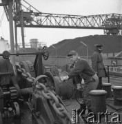 Lata 70., brak miejsca.
Prace w porcie.
Fot. Maciej Jasiecki, zbiory Ośrodka KARTA
