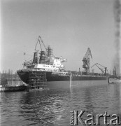Lata 70., Szczecin, Polska.
M/S „Mirosławiec”. Masowiec zbudowany w Stoczni Szczecińskiej im Adolfa Warskiego dla Polskiej Żeglugi Morskiej (PŻM). Wodowany 1 lutego 1975 r. Matką chrzestną była Józefa Balawajder, nauczycielka z Mirosławca. Zezłomowany w 2000 r. 
Fot. Maciej Jasiecki, zbiory Ośrodka KARTA
