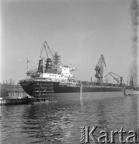 Lata 70., Szczecin, Polska.
M/S „Mirosławiec”. Masowiec zbudowany w Stoczni Szczecińskiej im Adolfa Warskiego dla Polskiej Żeglugi Morskiej (PŻM). Wodowany 1 lutego 1975 r. Matką chrzestną była Józefa Balawajder, nauczycielka z Mirosławca. Zezłomowany w 2000 r. 
Fot. Maciej Jasiecki, zbiory Ośrodka KARTA
