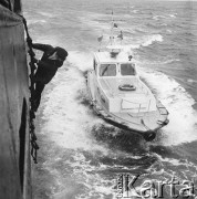 Lata 70., brak miejsca.
Motorówka przypływa do statku.
Fot. Maciej Jasiecki, zbiory Ośrodka KARTA
