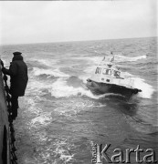 Lata 70., brak miejsca.
Motorówka odpływa do statku.
Fot. Maciej Jasiecki, zbiory Ośrodka KARTA
