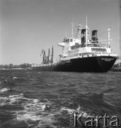 Lata 70., Szczecin, Polska.
M/S „Mirosławiec”. Masowiec zbudowany w Stoczni Szczecińskiej im Adolfa Warskiego dla Polskiej Żeglugi Morskiej (PŻM). Wodowany 1 lutego 1975 r. Matką chrzestną była Józefa Balawajder, nauczycielka z Mirosławca. Zezłomowany w 2000 r. 
Fot. Maciej Jasiecki, zbiory Ośrodka KARTA
