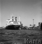 Lata 70., Szczecin, Polska.
M/S „Mirosławiec”. Masowiec zbudowany w Stoczni Szczecińskiej im Adolfa Warskiego dla Polskiej Żeglugi Morskiej (PŻM). Wodowany 1 lutego 1975 r. Matką chrzestną była Józefa Balawajder, nauczycielka z Mirosławca. Zezłomowany w 2000 r. 
Fot. Maciej Jasiecki, zbiory Ośrodka KARTA
