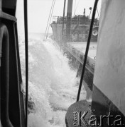 Lata 70., brak miejsca.
Fale rozbijające się o burtę.
Fot. Maciej Jasiecki, zbiory Ośrodka KARTA
