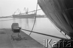 Lata 70., Szczecin, Polska.
Wózek przywiązany liną okrętową.
Fot. Maciej Jasiecki, zbiory Ośrodka KARTA
