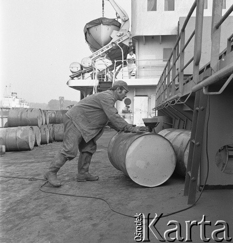Lata 70., brak miejsca.
Prace w porcie.
Fot. Maciej Jasiecki, zbiory Ośrodka KARTA
