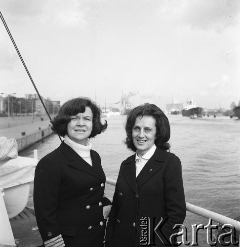 Lata 70., Szczecin, Polska.
Jachtowa kapitan żeglugi wielkiej Teresa Remiszewska-Damsz (z lewej) oraz kapitan żeglugi wielkiej Danuta Kobylińska-Walas ps. „Żaba”.
Fot. Maciej Jasiecki, zbiory Ośrodka KARTA