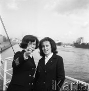 Lata 70., Szczecin, Polska.
Jachtowa kapitan żeglugi wielkiej Teresa Remiszewska-Damsz (z prawej) oraz kapitan żeglugi wielkiej Danuta Kobylińska-Walas ps. „Żaba”.
Fot. Maciej Jasiecki, zbiory Ośrodka KARTA