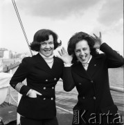 Lata 70., Szczecin, Polska.
Jachtowa kapitan żeglugi wielkiej Teresa Remiszewska-Damsz (z prawej) oraz kapitan żeglugi wielkiej Danuta Kobylińska-Walas ps. „Żaba”.
Fot. Maciej Jasiecki, zbiory Ośrodka KARTA