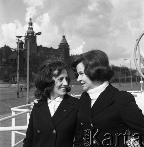 Lata 70., Szczecin, Polska.
Jachtowa kapitan żeglugi wielkiej Teresa Remiszewska-Damsz (z prawej) oraz kapitan żeglugi wielkiej Danuta Kobylińska-Walas ps. „Żaba”.
Fot. Maciej Jasiecki, zbiory Ośrodka KARTA