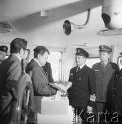 Lata 70., Szczecin, Polska.
Zawieszenie bandery na statku.
Fot. Maciej Jasiecki, zbiory Ośrodka KARTA