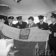 Lata 70., Szczecin, Polska.
Zawieszenie bandery na statku.
Fot. Maciej Jasiecki, zbiory Ośrodka KARTA