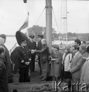 Lata 70., Szczecin, Polska.
Zawieszenie bandery na statku.
Fot. Maciej Jasiecki, zbiory Ośrodka KARTA