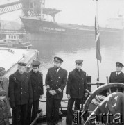 Lata 70., Szczecin, Polska.
Zawieszenie bandery na statku.
Fot. Maciej Jasiecki, zbiory Ośrodka KARTA