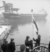 Lata 70., Szczecin, Polska.
Zawieszenie bandery na statku.
Fot. Maciej Jasiecki, zbiory Ośrodka KARTA
