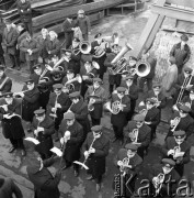 Ok. 1974, Szczecin, Polska.
Uroczystość zawieszenia bandery na statku MS Powstaniec Wielkopolski (prawdopodobnie). Nz. orkiestra.
Fot. Maciej Jasiecki, zbiory Ośrodka KARTA