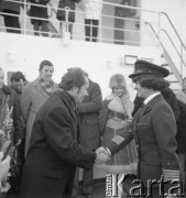 Ok. 1974, Szczecin, Polska.
Uroczystość zawieszenia bandery na statku MS Powstaniec Wielkopolski (prawdopodobnie). Nz. z prawej kpt. ż.w. Danuta Kobylińska-Walas.
Fot. Maciej Jasiecki, zbiory Ośrodka KARTA