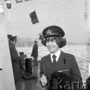 Ok. 1974, Szczecin, Polska.
Uroczystość zawieszenia bandery na statku MS Powstaniec Wielkopolski (prawdopodobnie). Nz. kpt. ż.w. Danuta Kobylińska-Walas.
Fot. Maciej Jasiecki, zbiory Ośrodka KARTA