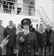 Ok. 1974, Szczecin, Polska.
Uroczystość zawieszenia bandery na statku MS Powstaniec Wielkopolski (prawdopodobnie). Nz. kpt. ż.w. Danuta Kobylińska-Walas.
Fot. Maciej Jasiecki, zbiory Ośrodka KARTA