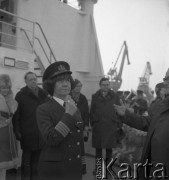 Ok. 1974, Szczecin, Polska.
Uroczystość zawieszenia bandery na statku MS Powstaniec Wielkopolski (prawdopodobnie). Nz. kpt. ż.w. Danuta Kobylińska-Walas.
Fot. Maciej Jasiecki, zbiory Ośrodka KARTA