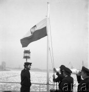 Ok. 1974, Szczecin, Polska.
Uroczystość zawieszenia bandery na statku MS Powstaniec Wielkopolski (prawdopodobnie).
Fot. Maciej Jasiecki, zbiory Ośrodka KARTA