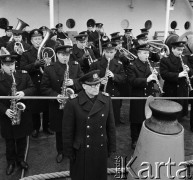 Ok. 1974, Szczecin, Polska.
Uroczystość zawieszenia bandery na statku MS Powstaniec Wielkopolski (prawdopodobnie). Nz. orkiestra.
Fot. Maciej Jasiecki, zbiory Ośrodka KARTA