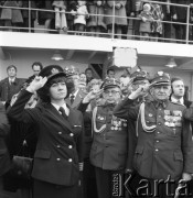 Ok. 1974, Szczecin, Polska.
Uroczystość zawieszenia bandery na statku MS Powstaniec Wielkopolski (prawdopodobnie). Nz. kpt. ż.w. Danuta Kobylińska-Walas z weteranami powstania wielkopolskiego.
Fot. Maciej Jasiecki, zbiory Ośrodka KARTA