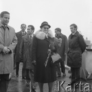 Ok. 1974, Szczecin, Polska.
Uroczystość zawieszenia bandery na statku MS Powstaniec Wielkopolski (prawdopodobnie).
Fot. Maciej Jasiecki, zbiory Ośrodka KARTA