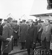 Ok. 1974, Szczecin, Polska.
Uroczystość zawieszenia bandery na statku MS Powstaniec Wielkopolski (prawdopodobnie). Pierwszy z prawej I Sekretarz KW PZPR w Szczecinie – Janusz Brych, drugi z prawej Tadeusz Żyłkowski, dyrektor naczelny PŻM.
Fot. Maciej Jasiecki, zbiory Ośrodka KARTA
