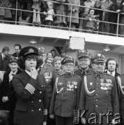 Ok. 1974, Szczecin, Polska.
Uroczystość zawieszenia bandery na statku MS Powstaniec Wielkopolski (prawdopodobnie). Nz. kpt. ż.w. Danuta Kobylińska-Walas z weteranami powstania wielkopolskiego.
Fot. Maciej Jasiecki, zbiory Ośrodka KARTA