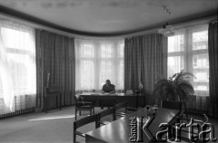 Lata 70., Szczecin, Polska.
Tadeusz Żyłkowski, dyrektor naczelny Polskiej Żeglugi Morskiej (PŻM) w swoim gabinecie przy ul. Małopolskiej 44. 
Fot. Maciej Jasiecki, zbiory Ośrodka KARTA
