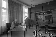 Lata 70., Szczecin, Polska.
Tadeusz Żyłkowski, dyrektor naczelny Polskiej Żeglugi Morskiej (PŻM) w swoim gabinecie przy ul. Małopolskiej 44. 
Fot. Maciej Jasiecki, zbiory Ośrodka KARTA Fot. Maciej Jasiecki, zbiory Ośrodka KARTA