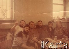1982, Ostrów Wielkopolski, Polska.
Ośrodek Odosobnienia dla Internowanych w Areszcie Śledczym Zakładu Karnego. Internowani działacze opozycji.
Fot. NN, zbiory Ośrodka KARTA, przekazał Piotr Gumper