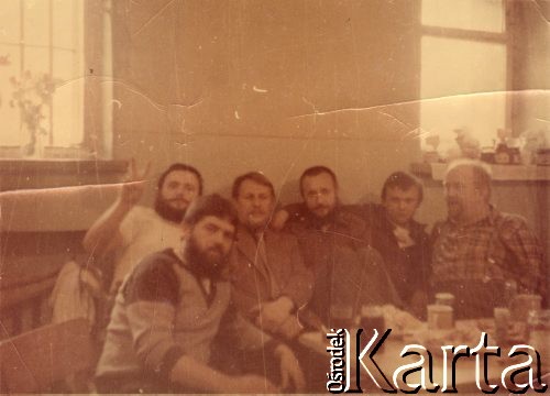 1982, Ostrów Wielkopolski, Polska.
Ośrodek Odosobnienia dla Internowanych w Areszcie Śledczym Zakładu Karnego. Internowani działacze opozycji.
Fot. NN, zbiory Ośrodka KARTA, przekazał Piotr Gumper
