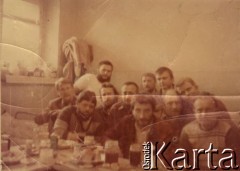 1982, Ostrów Wielkopolski, Polska.
Ośrodek Odosobnienia dla Internowanych w Areszcie Śledczym Zakładu Karnego. Internowani działacze opozycji, m.in. Edward Borowski, Stanisław Żytkowski, Jan Wielgosz i prof. Leszek Nowak.
Fot. NN, zbiory Ośrodka KARTA, przekazał Piotr Gumper