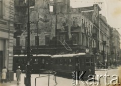 1939-1945, Warszawa, Polska.
Tramwaj nr 3 wyjeżdzający z ulicy Królewskiej; po prawej kamienica przy ul. Marszałkowska 153 róg Królewskiej. 
Fot. NN, przekazała Danuta Kucharska-Paluszkiewicz, zbiory Ośrodka KARTA
