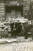 1939-1945, Warszawa, Polska.
Kobieta i żołnierze niemieccy przy schronie w jednej z warszawskich kamienic. 
Fot. NN, przekazała Danuta Kucharska-Paluszkiewicz, zbiory Ośrodka KARTA