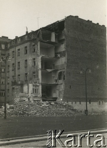 Po 1.09.1939, Warszawa, Polska.
Zniszczony nalotami bombowymi budynek.
Fot. NN, zbiory Ośrodka KARTA, udostępnił Roman Trojanowicz